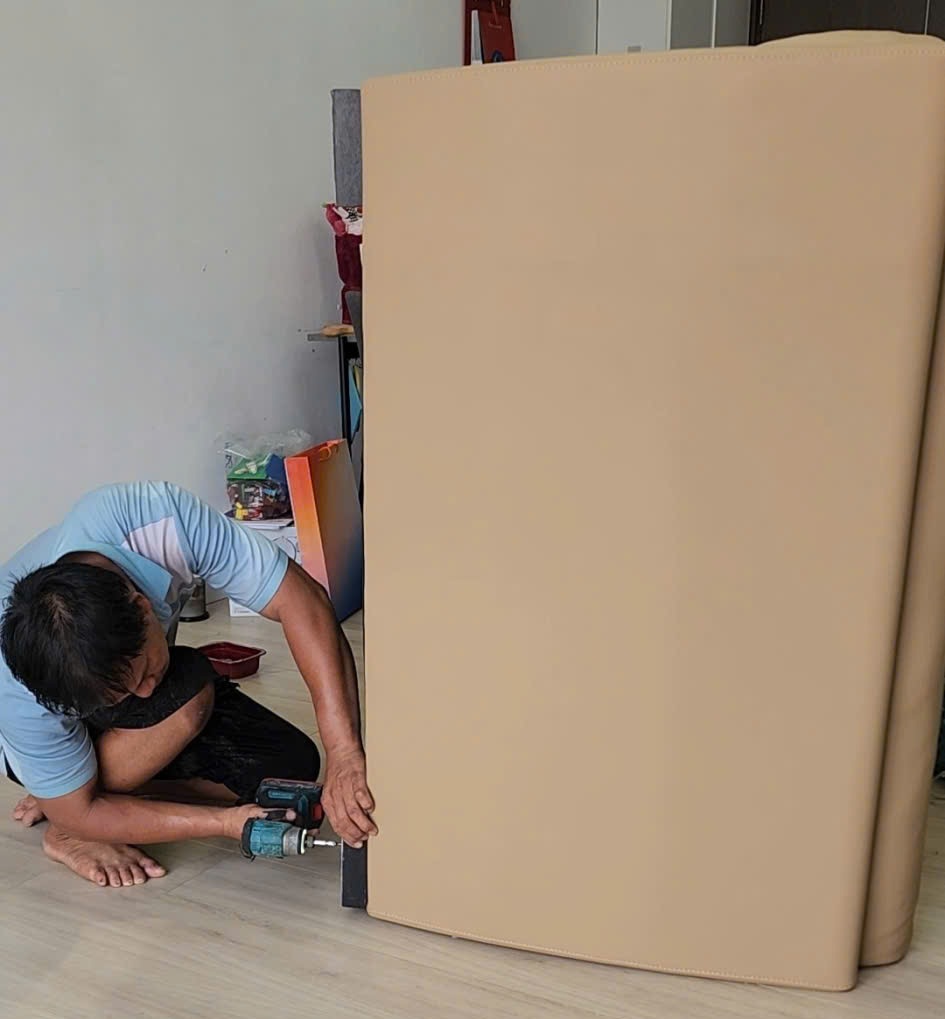Kiểm tra hoàn thiện sofa đóng mới tỉ mỉ tại Xưởng Sofa Kim Ngân